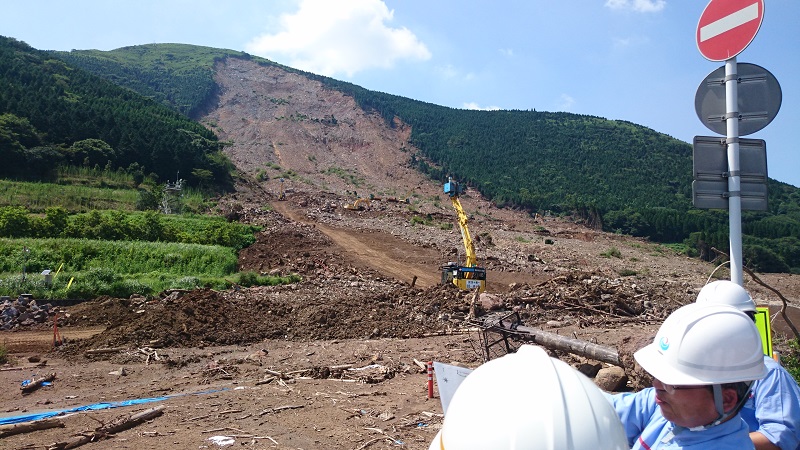 大規模な斜面崩壊現場